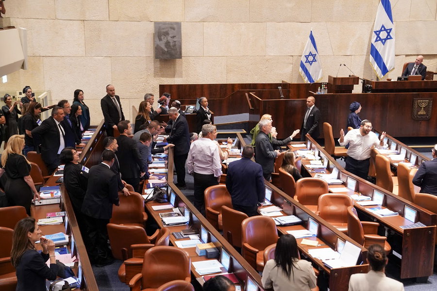 מליאת הכנסת, הלילה