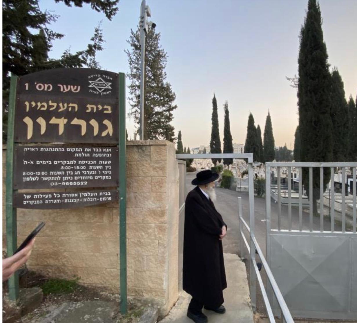 החיד"ו וויס בודק את הטענות בבית הקברות בראשון לציון