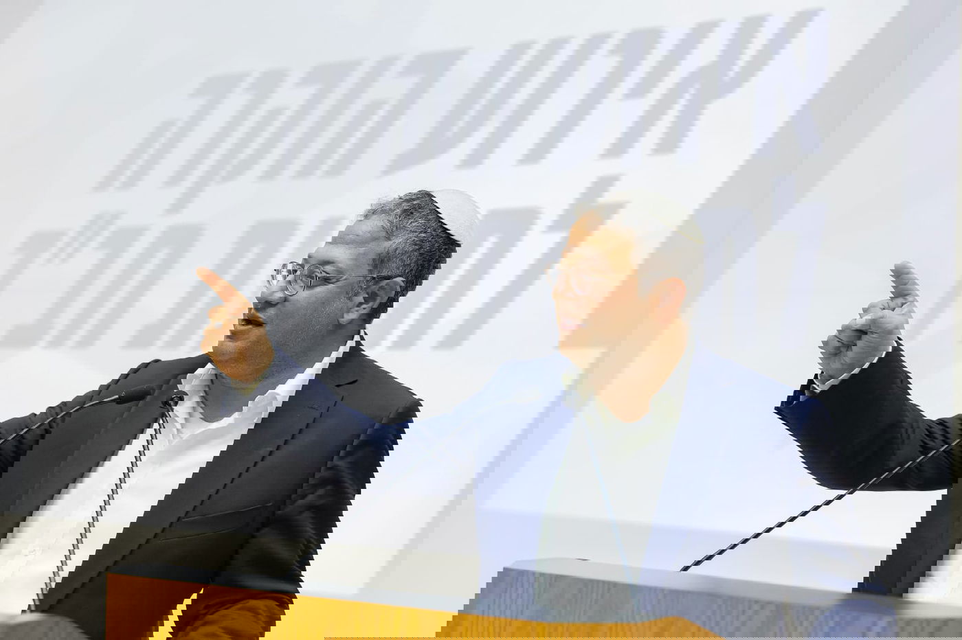 בצל הסערה: הקואליציה והאופוזיציה שילבו כוחות