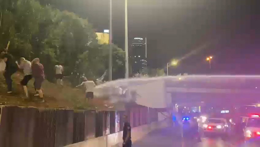 מפגינים מנסים לרדת לכביש איילון דרום דרומית לגשר יהודית