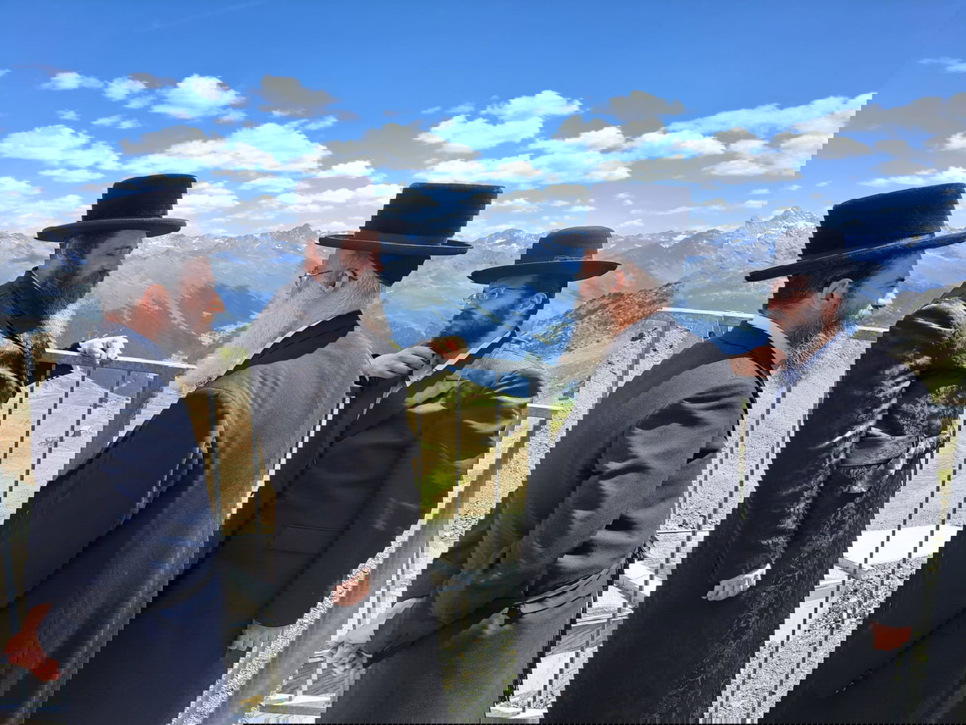 האדמו"ר מפיטסבורג נופש בדאבס בשוויץ | תיעוד