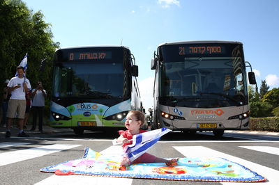 פעוטה "מפגינה" על צמצום עיל הסבירות. וזה סביר בעיני הוריה