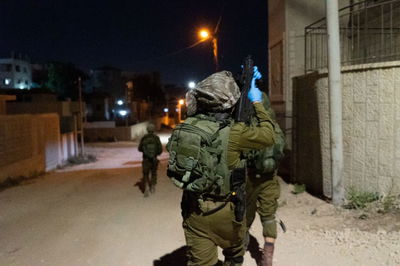 תשעה מבוקשים נעצרו ביהודה ושומרון; הלוחמים ספגו ירי ואבנים