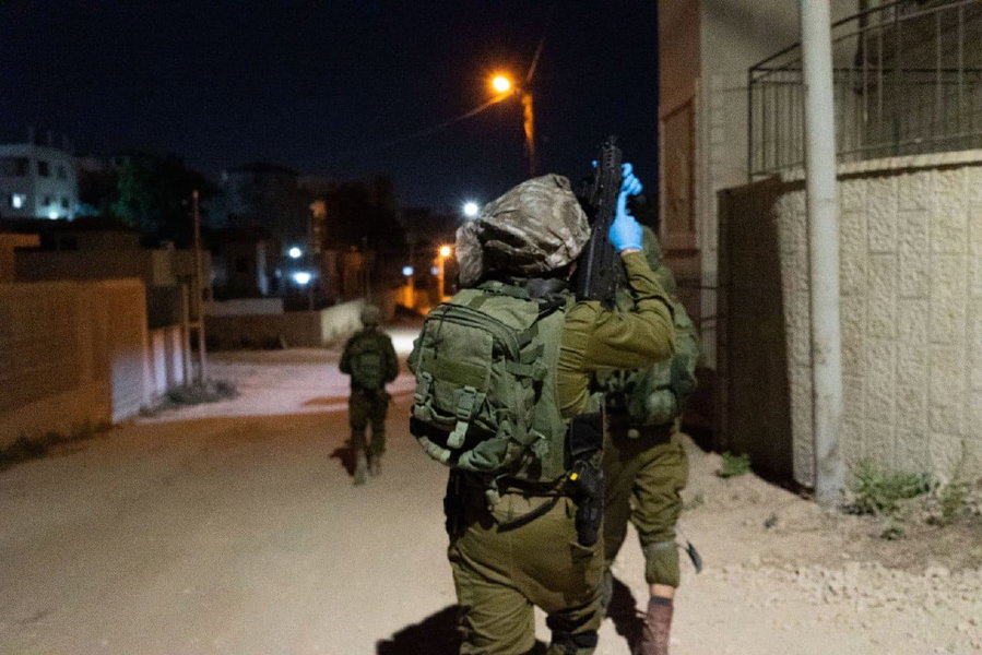 תשעה מבוקשים נעצרו ביהודה ושומרון; הלוחמים ספגו ירי ואבנים