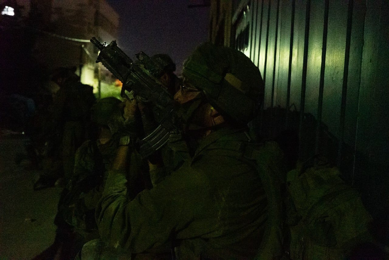 תשעה מבוקשים נעצרו ביהודה ושומרון; הלוחמים ספגו ירי ואבנים