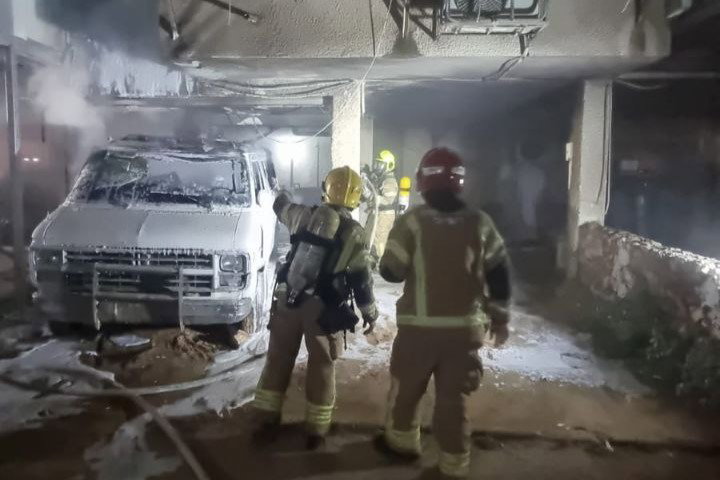 רכב מסחרי עלה באש מתחת לבניין מגורים בבני ברק | תיעוד