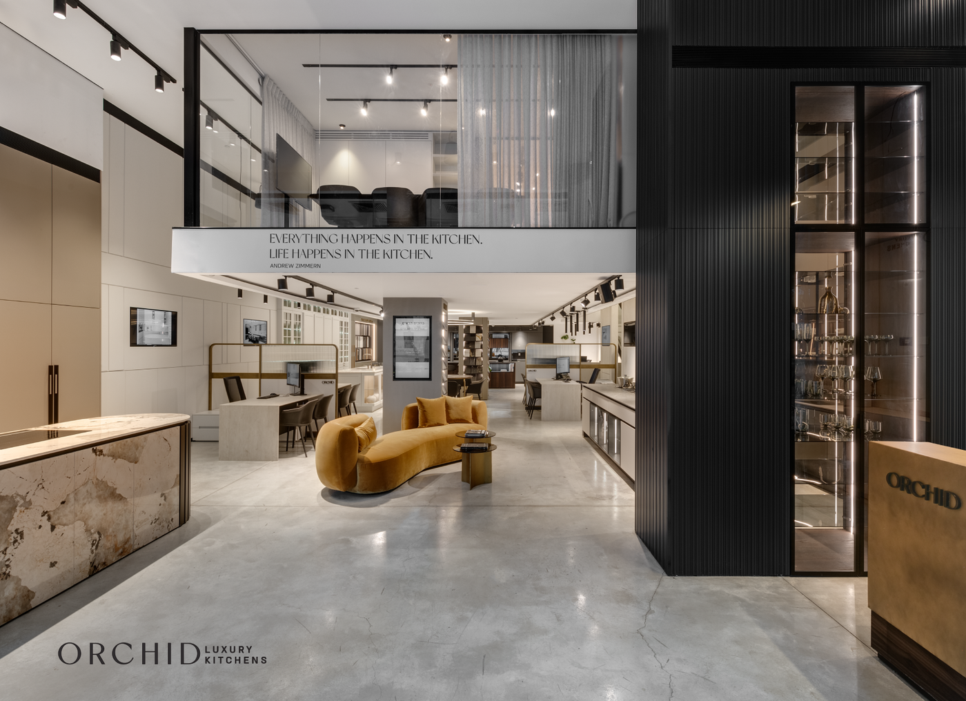 מבט פנורמי לספריות החומרים ועמדות הייעוץ. אדריכל: מיקלה סימאונה