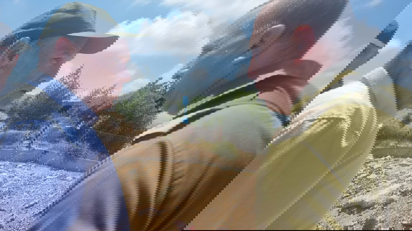 המבקר והמח"ט סמוך לעמדה של חיזבאללה