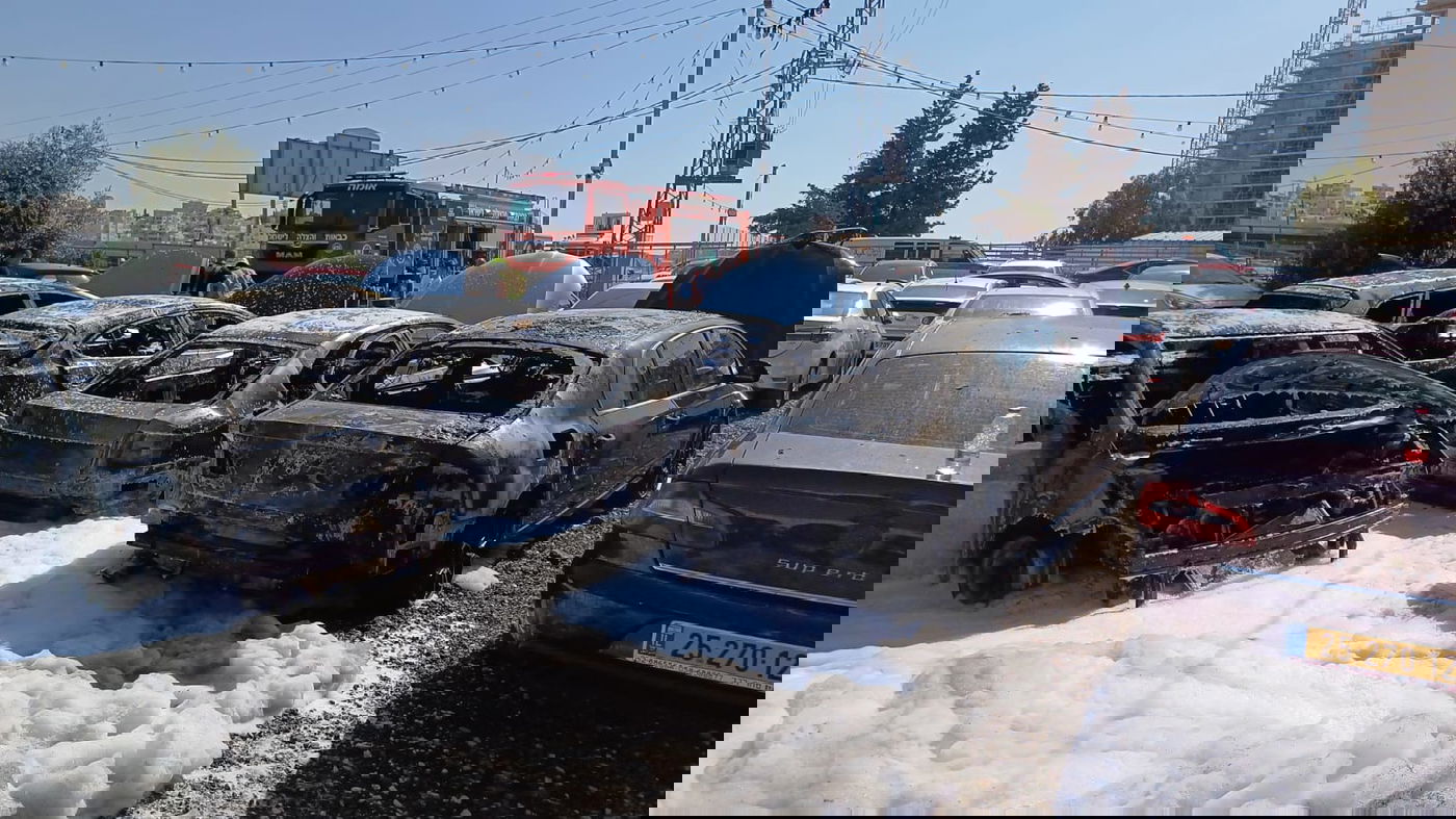 5 רכבים עלו באש במגרש מכוניות בשכונת בית חנינה | תיעוד