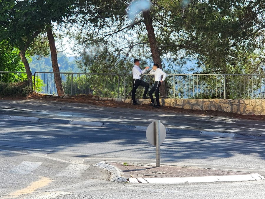 בחורי ישיבות מדברים בלימוד מול הנוף הירושלמי המרהיב | למצולמים אין קשר לכתבה