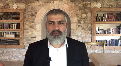 צביקה יחזקאלי בביתו