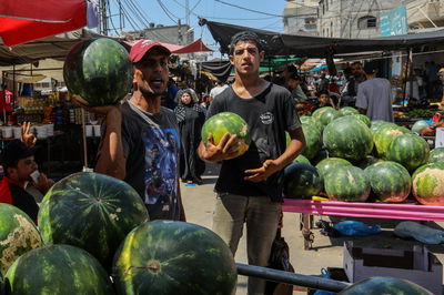 אבטיחים בעזה, בסוף השבוע