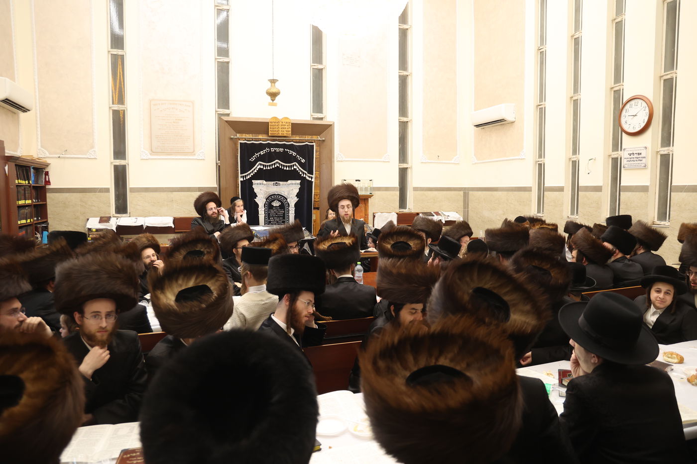 בן האדמו"ר מפשעווארסק שבת במחיצת החסידים בירושלים 