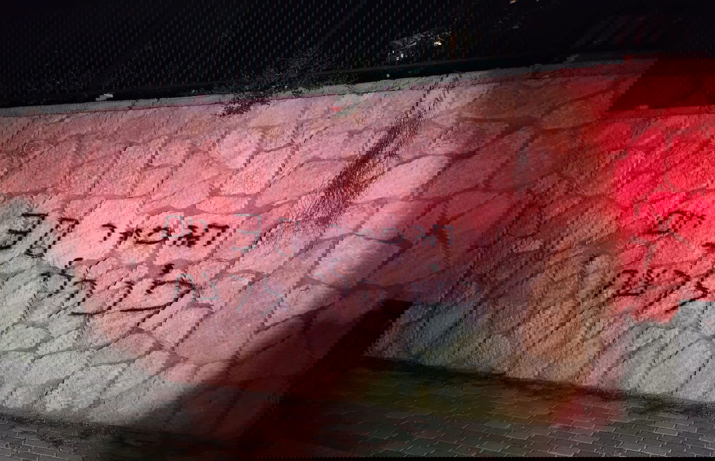 הכתובת שרוססה על הקיר