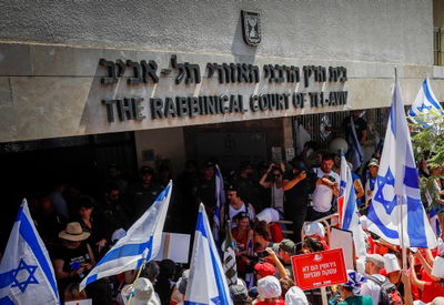 בכיר בבית הדין הרבני: ההפגנה לא לגיטימית, המאבטחים מנעו בגופם. השר: אסור להקל ראש