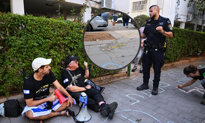 המפגינים לצד הביצים שהושלכו, הבוקר