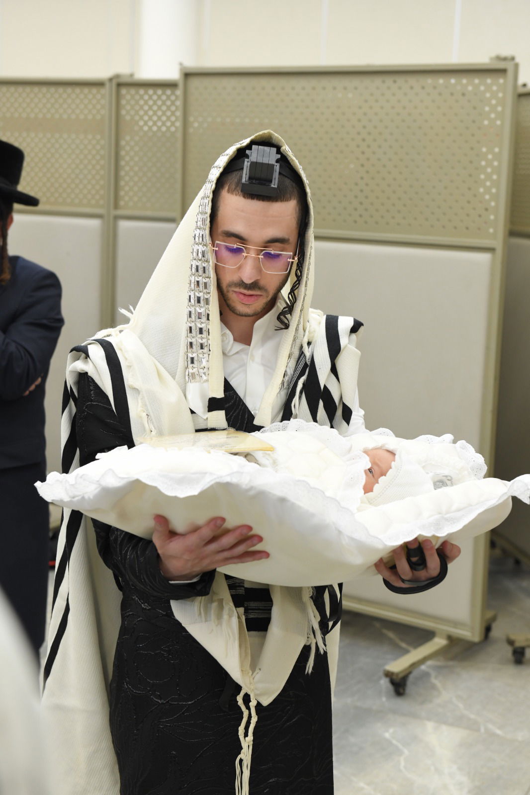 בכירי התעשייה בשמחת הברית לבנו של מנכ"ל מקהלת 'מלכות' | צפו