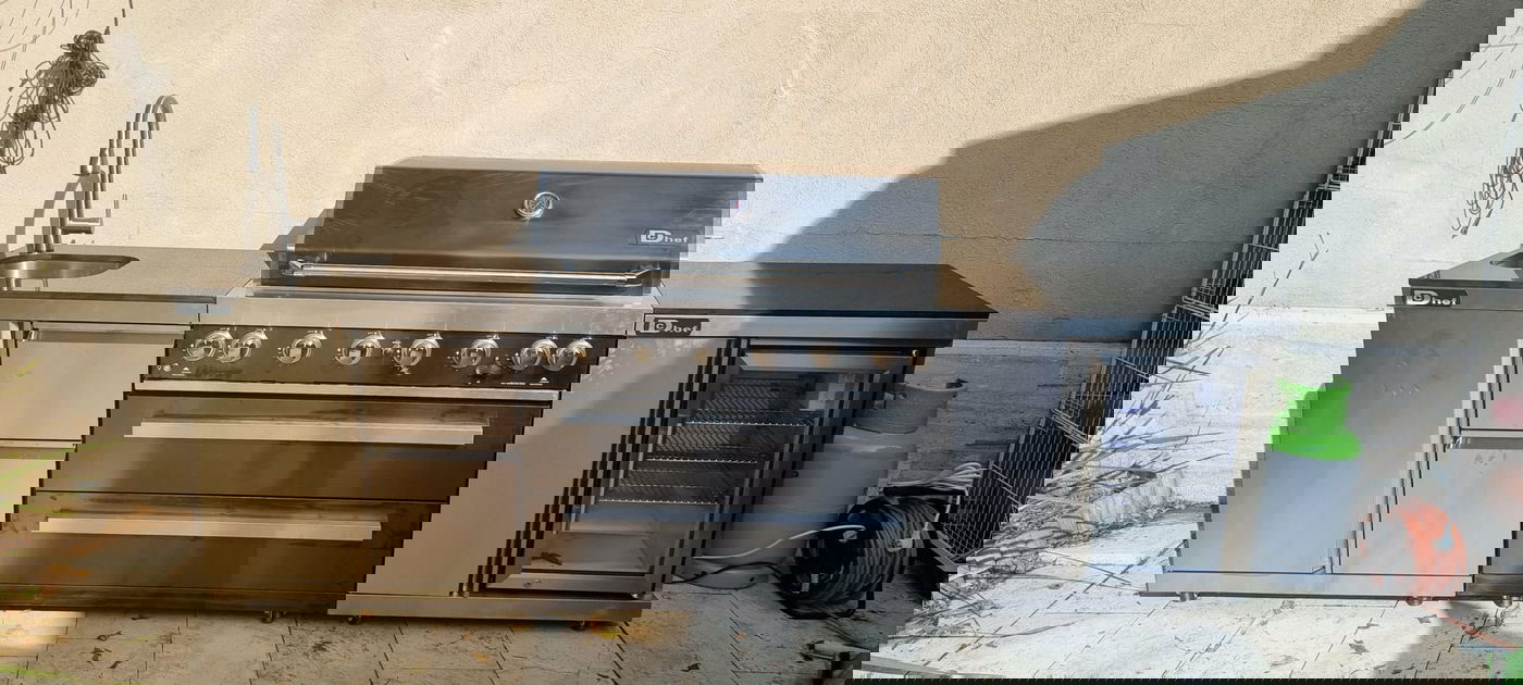 הגיע הזמן להפסיק להתרוצץ וליהנות ממה שיש למטבח חוץ להציע למסיבת הברביקיו שלכם