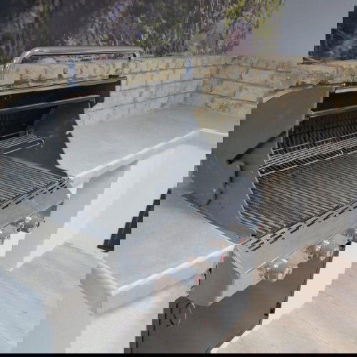 הגיע הזמן להפסיק להתרוצץ וליהנות ממה שיש למטבח חוץ להציע למסיבת הברביקיו שלכם