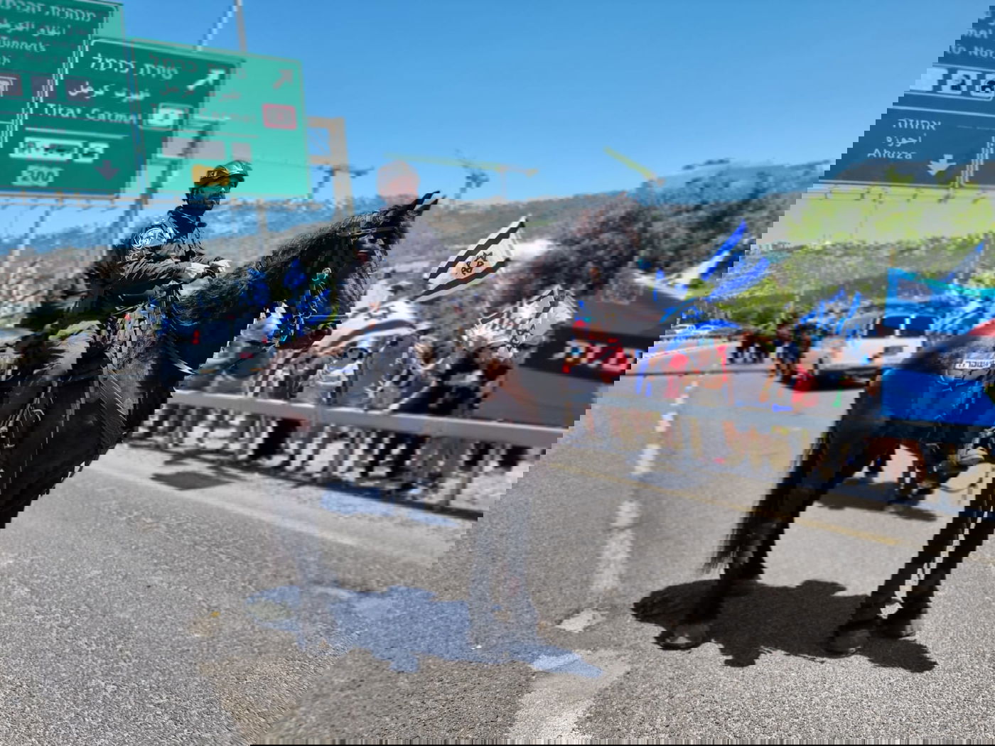 המפגינים חסמו את הכביש וקיבלו דו"ח; שניים מהם נעצרו