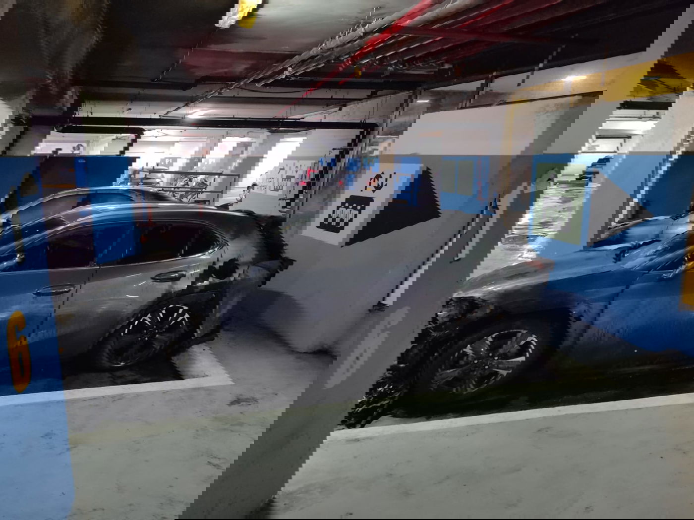 שריפה פרצה בחניון תת קרקעי; ילד נפגע חרדה