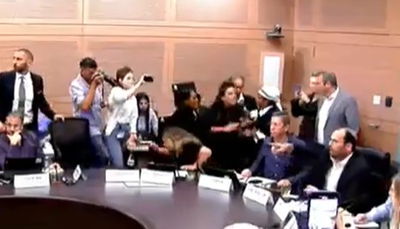 מהומה חריגה בוועדת חוקה: יועצים פרלמנטרים התפרצו בצעקות וסולקו עד סוף המושב
