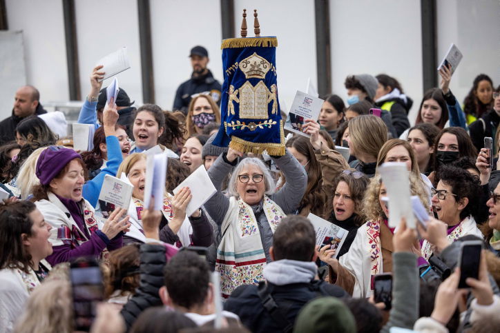 נחלו כישלון בבג"ץ. נשות הכותל עם ספר תורה