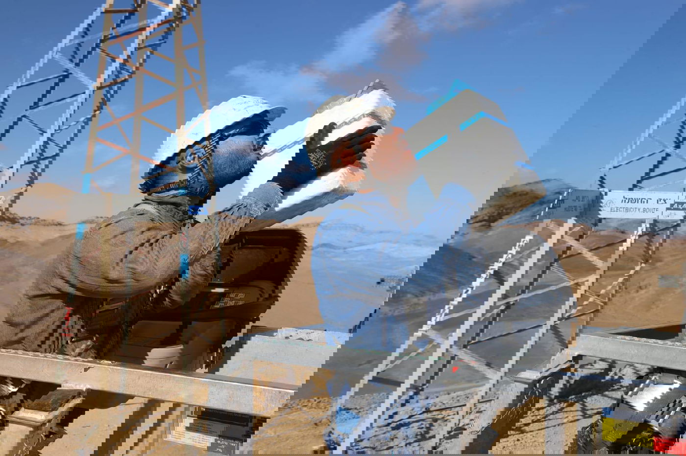 עובדי חברת החשמל בשיא החום. ארכיון