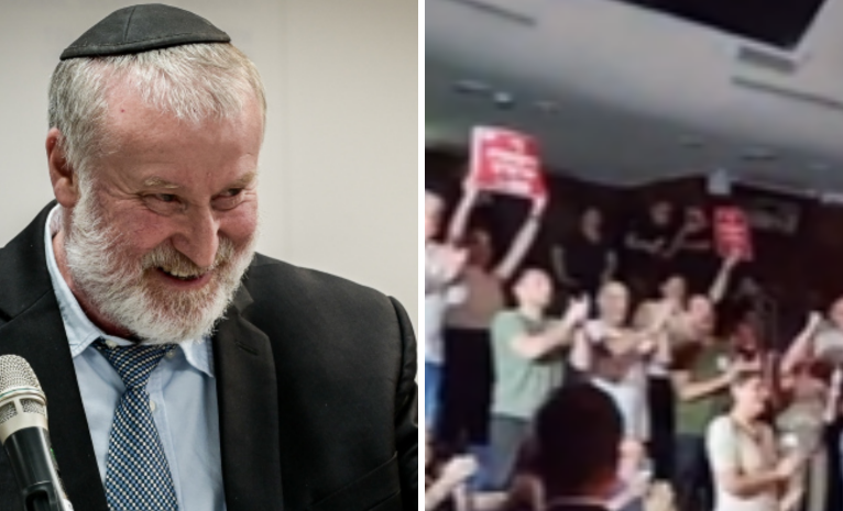 עורכי הדיינים עם השלטים נגד דיקטטורת בג"ץ ומנדלבליט