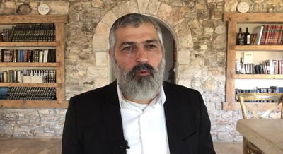 צבי יחזקאלי בפינה על פרשת דברים • צפו