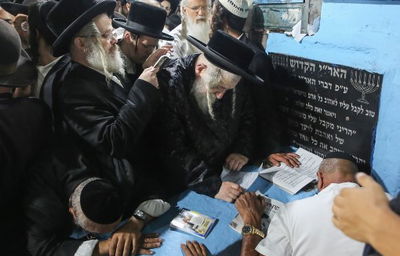 מתפללים בקבר האר"י הקדוש. ארכיון