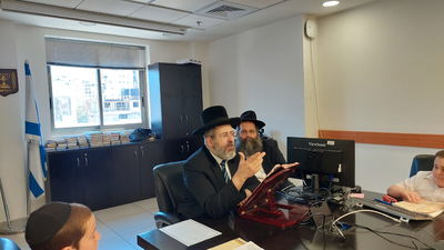 הגר"ד לאו בוחן את התלמידים 
