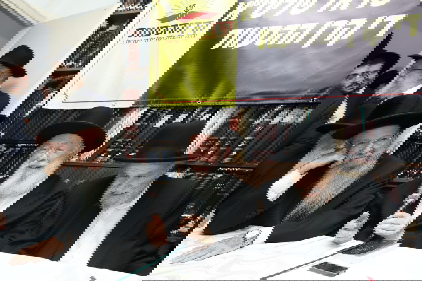 גדולי ישראל בכינוס השנתי למען ילדי ישראל והפגישה בין המשגיח לראש הישיבה