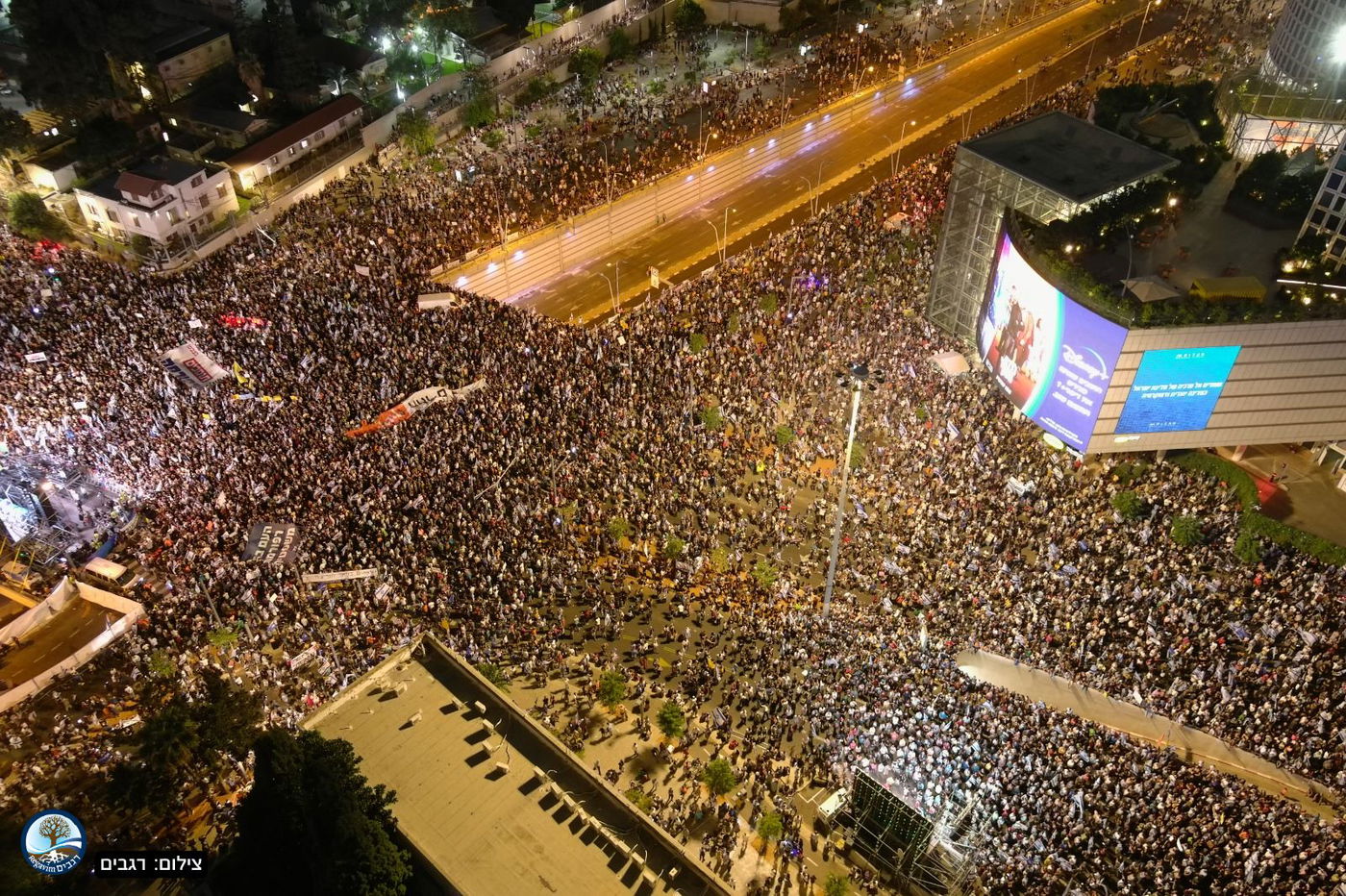 כ-300 אלף מפגינים