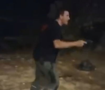 הניף אקדח באוויר וירה