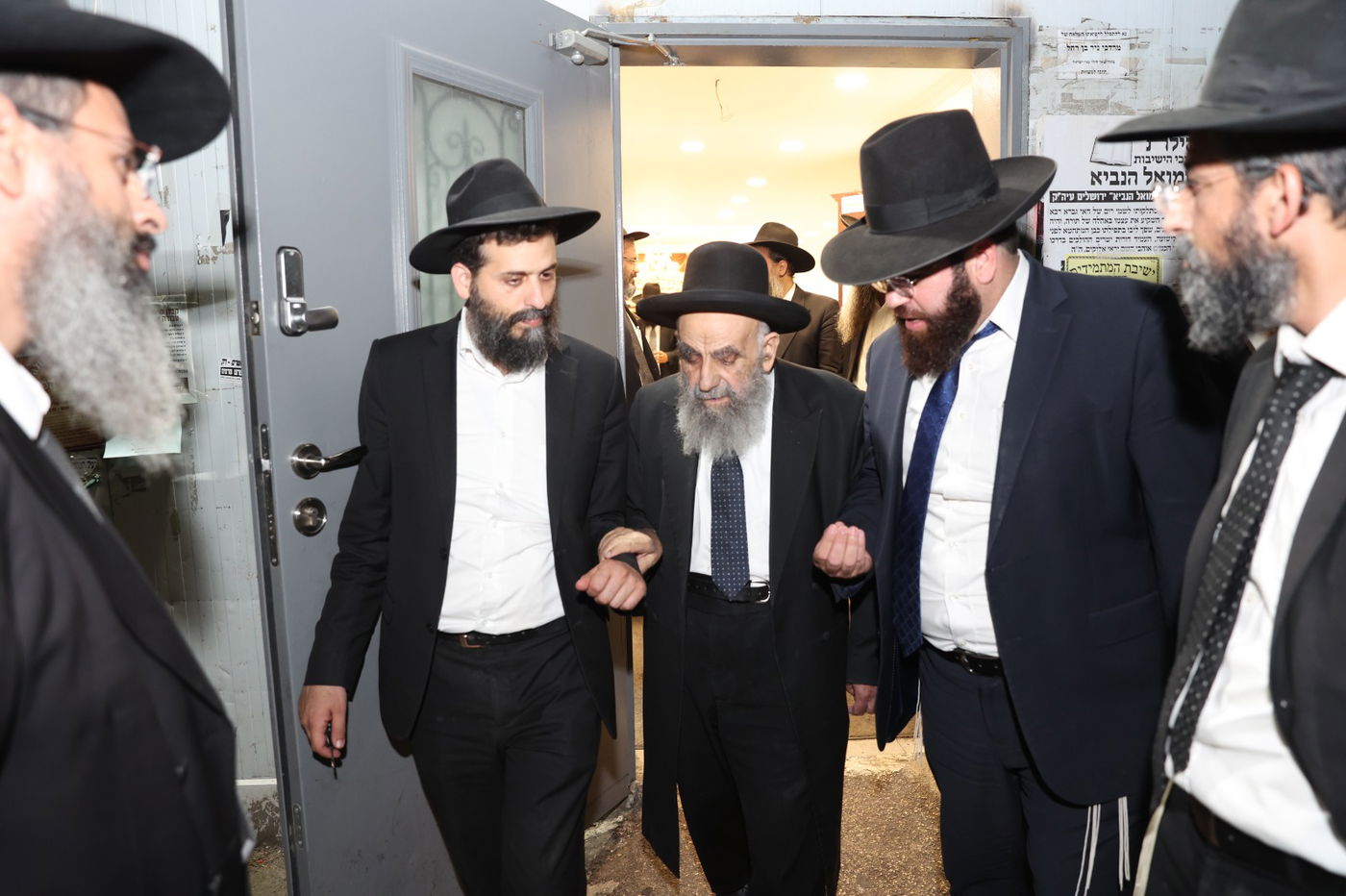 הגר"מ צדקה בכאב: "לא נעים שבן תורה הולך עם מכנס צר"