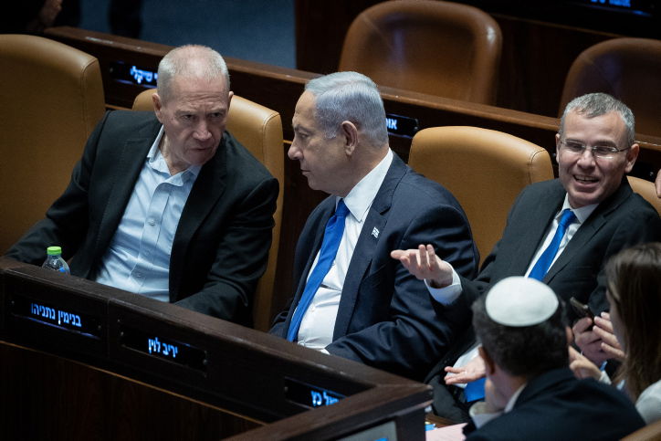 יריב לוין אתמול במליאה לצד ראש הממשלה ושר הביטחון