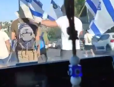 המפגינים מחוץ לרכב