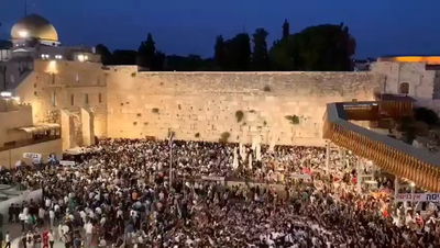 מצמרר: שירת האמונה של ההמונים ברחבת הכותל המערבי 