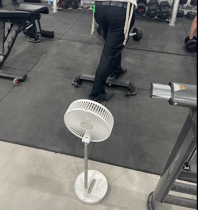 האברך הזה מסתובב בחדר כושר עם מאורר, ככה לא קשה לו בכלל...