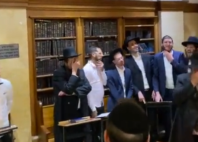 ערב תשעה באב: ראש ישיבת מיר התפלל ושר עם תלמידיו