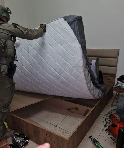 המיטה בבית באזור בית לחם, שבתוכה הסתתר החשוד ברצח לפני שנעצר