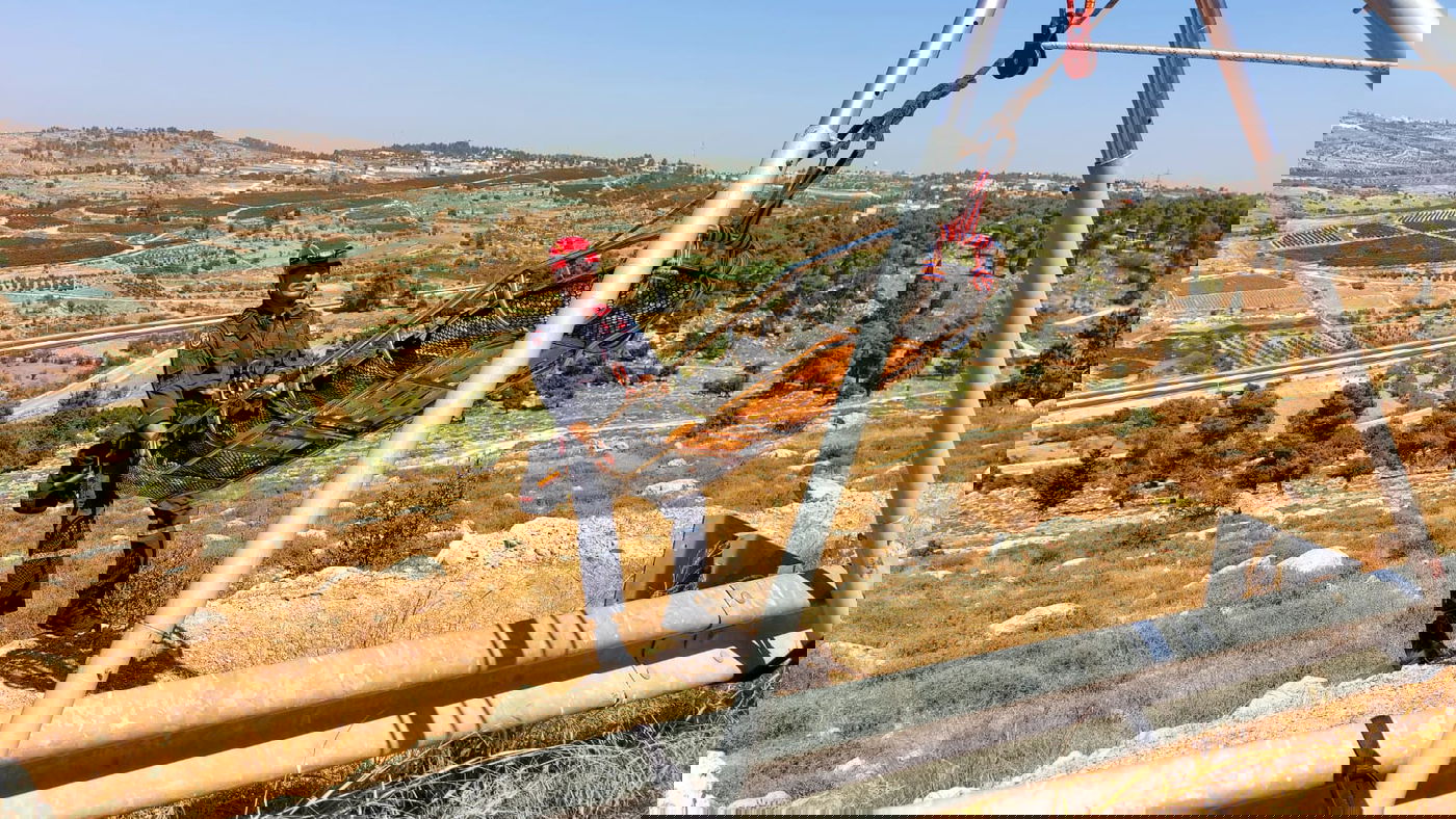 מפקד יחידת יל"מ דודו אלמליח יורד עם אלונקה לחלץ 'פצוע'