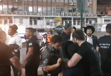 מפנים את המפגינים מהמקום