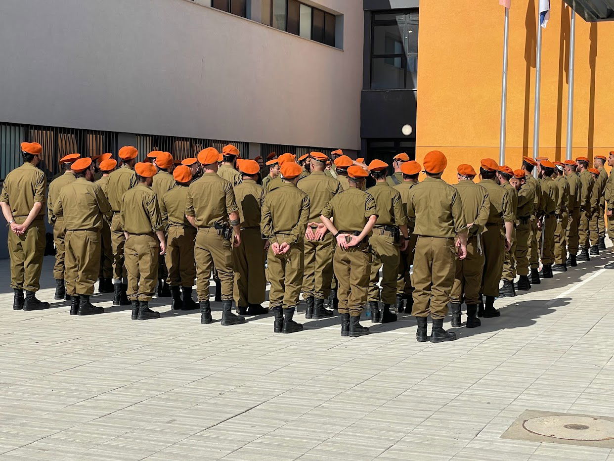 מסדר שצילמתי בשלב מאוחר יותר יום אחד כשאיחרתי (כומתות כתומות) פשוט בימים הראשונים חששתי לצלם