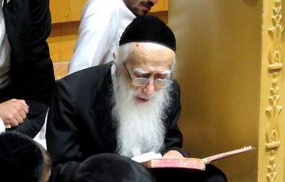 מוקף בתלמידיו: חבר ה'מועצת' הגר"י כהן מקונן על חורבן הבית