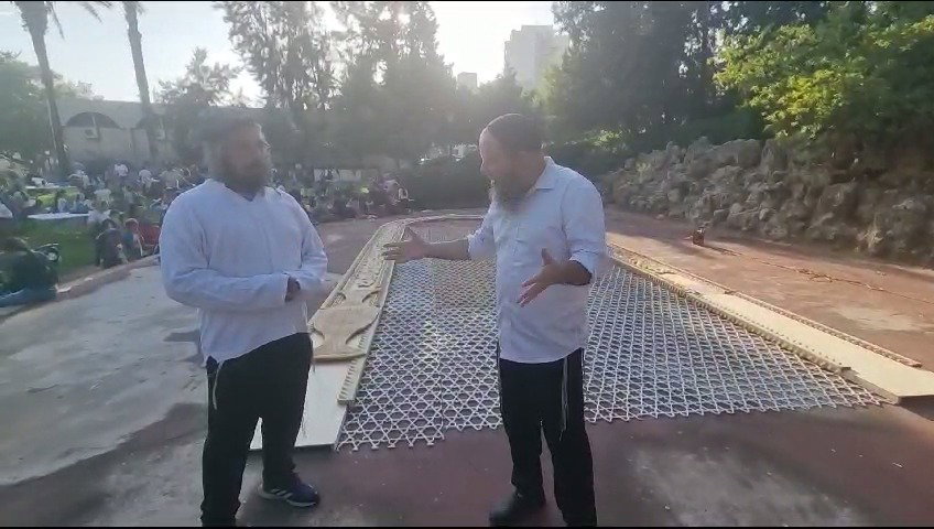 משמאל: בניהו דיין צדק