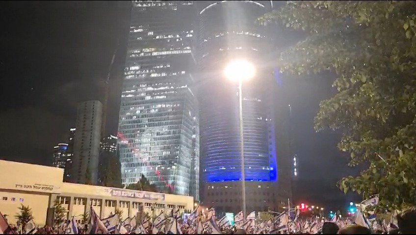 תיעוד ירי זיקוקים ע"י מפגינים
