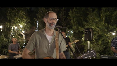 יוני גנוט בביצוע מחודש לשירו: "אחת שאלתי"