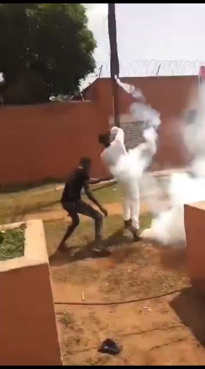 אחרי ההפיכה: פורעים תוקפים את שגרירות צרפת | צפו